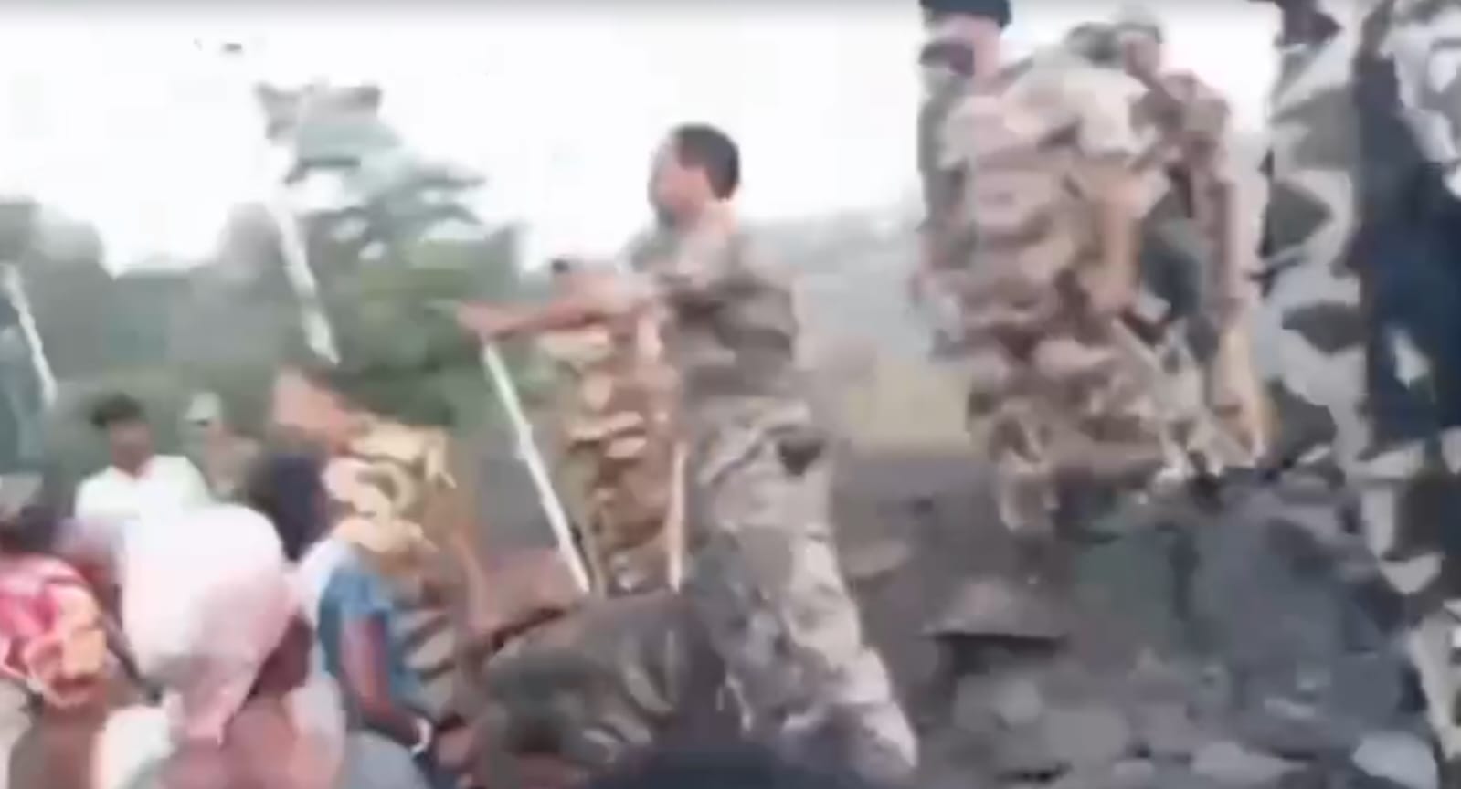 CISF की कार्रवाई से भड़के ग्रामीण, तीर-धनुष लेकर पहुंचे और पांच घंटे तक किया घेराव