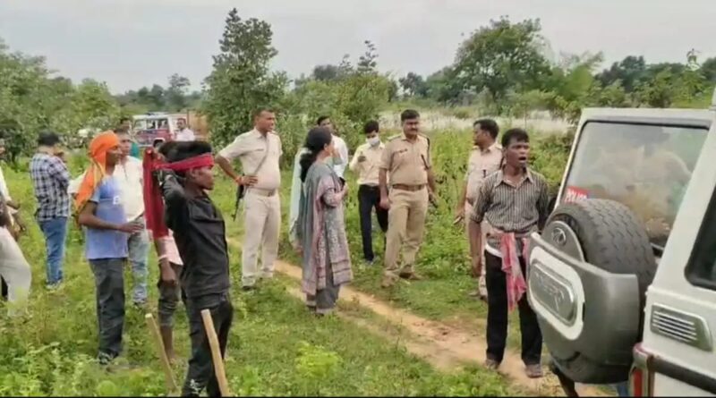 पहले गला घोंटकर हत्या, फिर जंगल में दफनाया शव; आरोपी की निशानदेही पर पुलिस ने निकाला