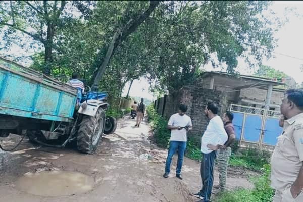 अवैध बालू लदे ट्रैक्टर को रोकना पड़ा भारी…सिमडेगा में बीडीओ सह सीओ को अगवा करने की कोशिश, मोबाइल लूटने का भी प्रयास