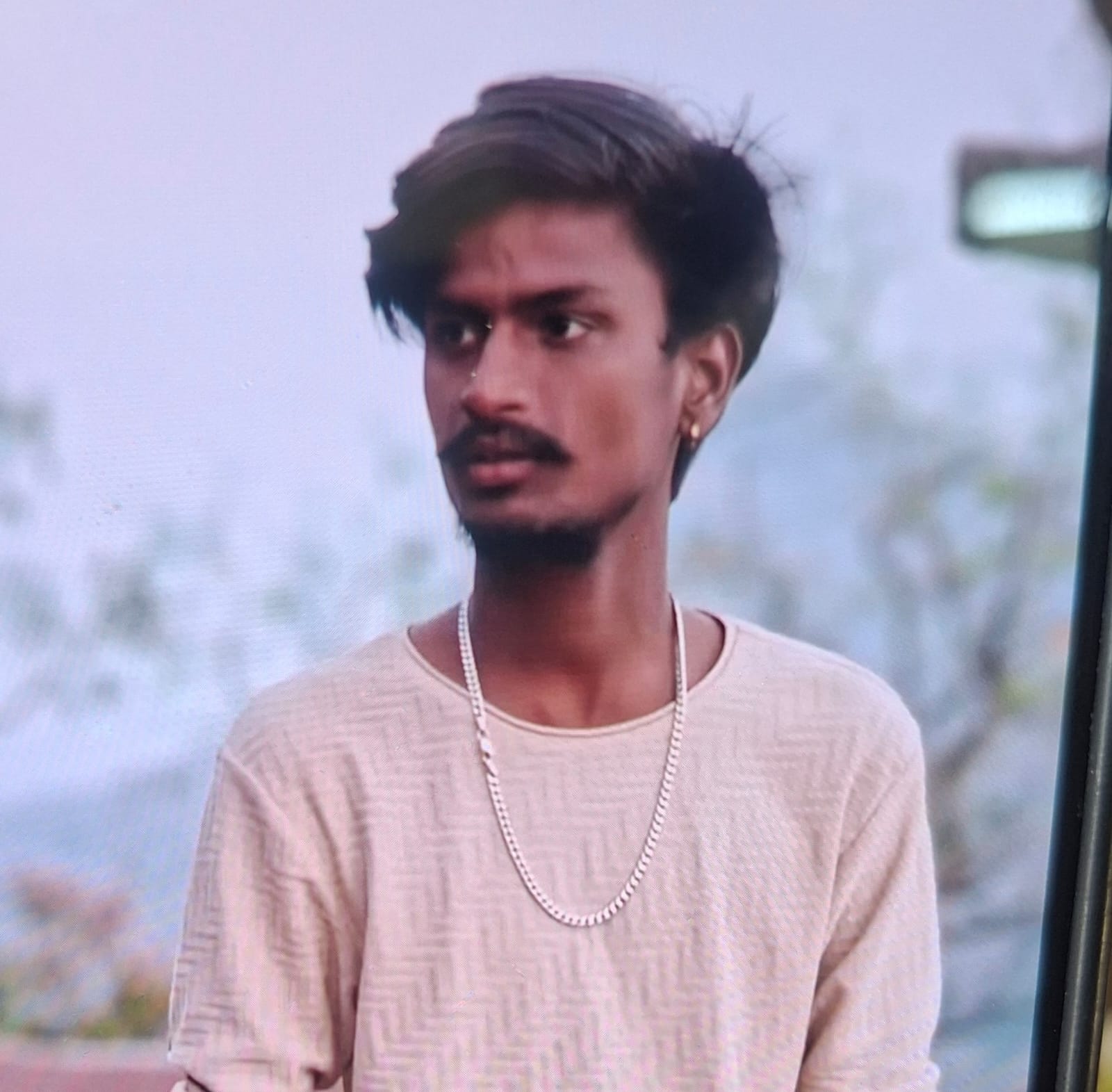 ​सुबह बंद था दरवाजा... किराएदार ने खिड़की से झांका तो उड़ गए होश, 20 साल के युवक ने फांसी लगाकर की आत्महत्या....