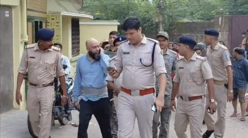 धनबाद पुलिस ने भगोड़े गैंगस्टर के भाई को सड़क पर कराया परेड, फहीम खान के लोगों ने पीटा