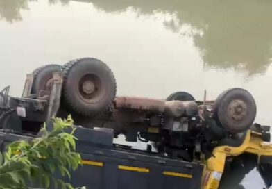 नहर में पलटा आयशर, अंदर फंसी चालक की जान; ग्रामीणों की तत्परता से टला बड़ा हादसा