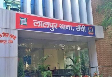 चोरी की नीयत से घर में घुसे युवक ने बुजुर्ग महिला का दबाया गला, शोर सुनकर पहुंचे बेटे व स्थानीय लोगों ने दबोचा
