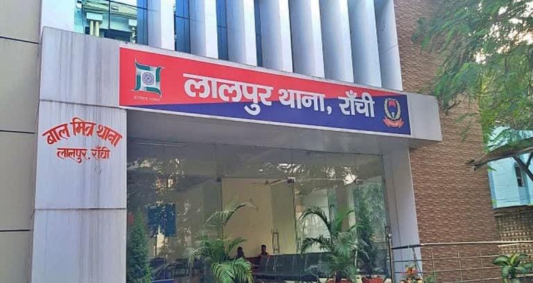 चोरी की नीयत से घर में घुसे युवक ने बुजुर्ग महिला का दबाया गला, शोर सुनकर पहुंचे बेटे व स्थानीय लोगों ने दबोचा