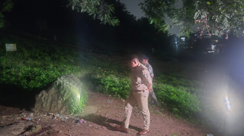 रात में अचानक सड़कों पर उतरे SSP राकेश रंजन, क्राइम हॉटस्पॉट पर पुलिस का धावा; अड्डेबाज और शराबियों को खदेड़ा