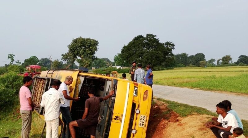 राँची के चान्हो में बच्चों को लेने निकली स्कूल बस रास्ते में पलटी, संयोग से खाली थी बस