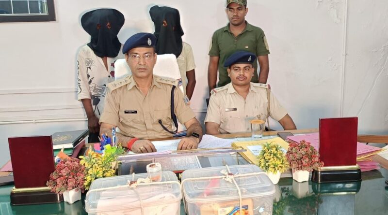 कुंदा में नाबालिग की हत्या का खुलासा:तीज की रात DJ देखने गई नाबालिग को झाड़ियों में खींच ले गए, दुष्कर्म के बाद दुपट्टे से गला घोंटकर हत्या; दो गिरफ्तार