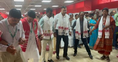 करम पर्व की पूर्व संध्या पर मांदर की थाप पर झूमे डीसी-एसएसपी, समाहरणालय में दिखी झारखण्डी संस्कृति की रंगत