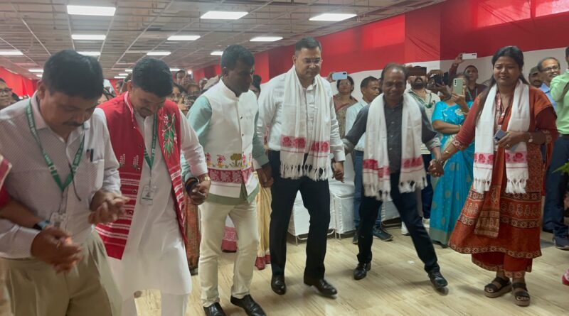 करम पर्व की पूर्व संध्या पर मांदर की थाप पर झूमे डीसी-एसएसपी, समाहरणालय में दिखी झारखण्डी संस्कृति की रंगत