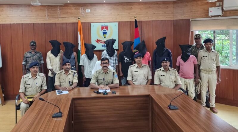 फर्जी नंबर प्लेट से चोरी की बाइक का खेल.. खूँटी पुलिस ने गिरोह के 8 सदस्यों को दबोचा, 19 बाइक समेत बोलेरो और मास्टर-की बरामद