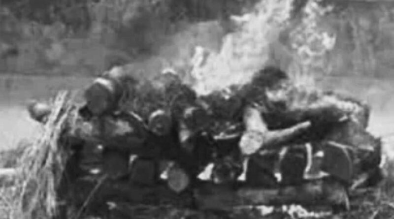 जलती चिता को पुलिस ने कराया शांत, अधजले शव में छिपा मौत का राज… बेटे की मौत पर पिता गिरफ्तार, हत्या या आत्महत्या की गुत्थी उलझी