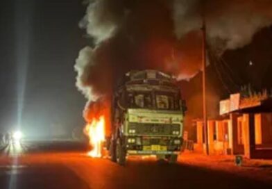 धू-धू कर जलने लगा सीमेंट लदा ट्रक, चालक ने सड़क किनारे खड़ा कर बचाई जान