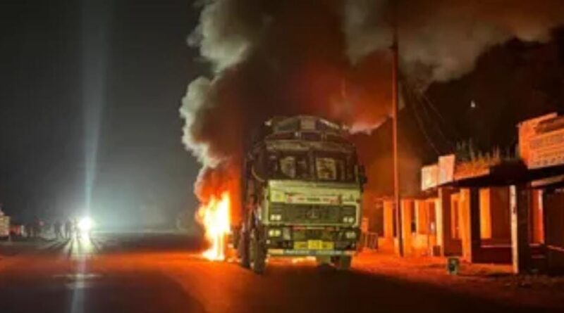धू-धू कर जलने लगा सीमेंट लदा ट्रक, चालक ने सड़क किनारे खड़ा कर बचाई जान