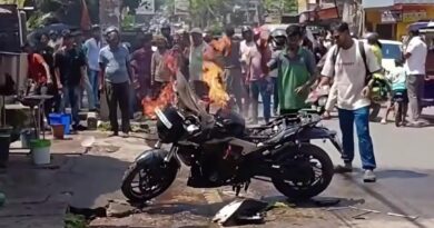 राँची के कोकर में अचानक धधकी बाइक, आग बुझाने में जुटा रहा सवार, तमाशबीन बनी भीड़