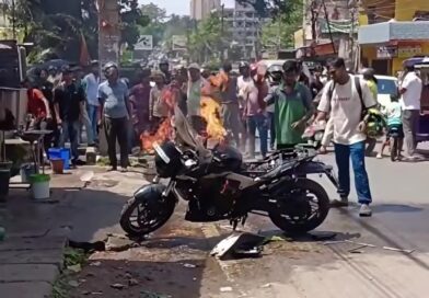 राँची के कोकर में अचानक धधकी बाइक, आग बुझाने में जुटा रहा सवार, तमाशबीन बनी भीड़