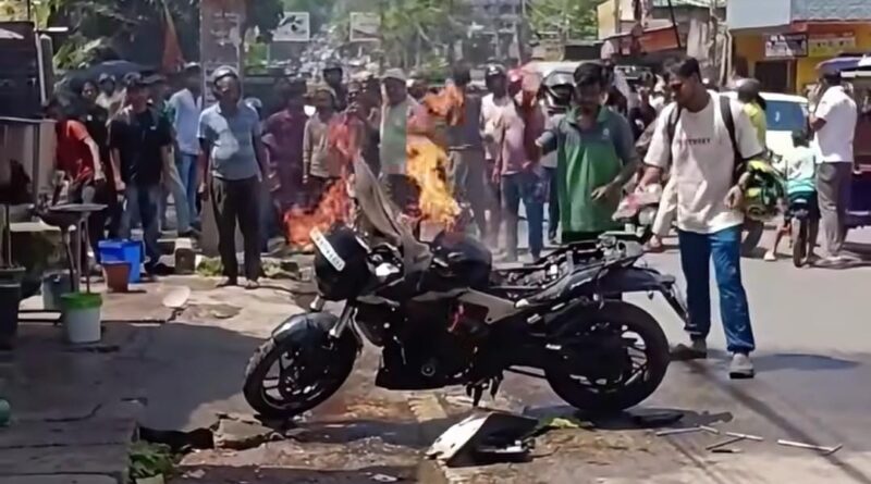 राँची के कोकर में अचानक धधकी बाइक, आग बुझाने में जुटा रहा सवार, तमाशबीन बनी भीड़