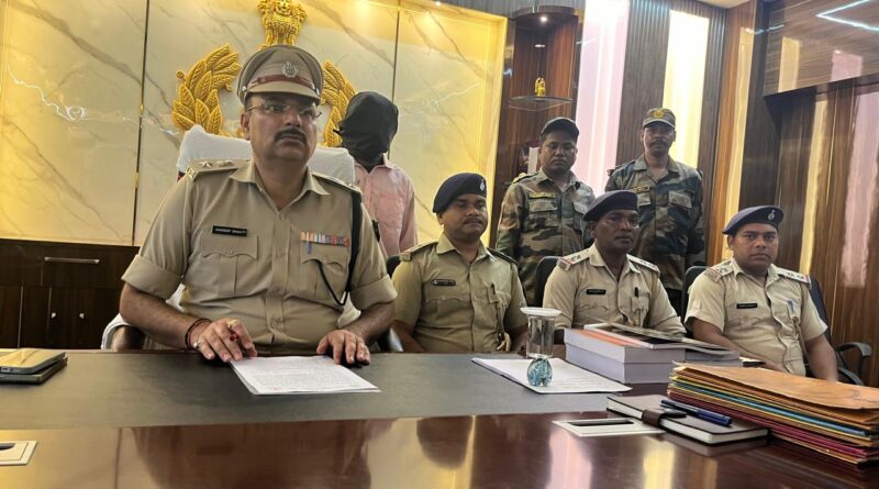 सोते हुए ग्राम प्रधान की गला काटकर हत्या, 8 घंटे में खुला राज; टांगी और खून से सना गमछा बरामद, आरोपी गिरफ्तार