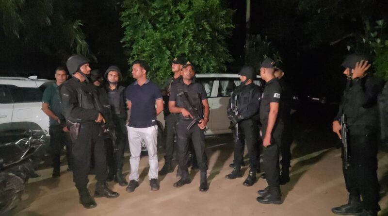 पत्नी और दो पुजारियों के बाद बेटे को भी मारी गोली, बच्चों को बनाया बंधक… चार हत्याओं के आरोपी को 8 घंटे बाद पुलिस ने एनकाउंटर में मार गिराया