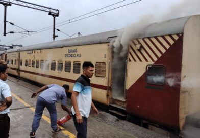 कोडरमा स्टेशन पर पैसेंजर ट्रेन में लगी आग, धुआं निकलते ही मची अफरा-तफरी; समय रहते अलग किया गया कोच