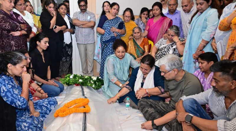 बेटी का पार्थिव शरीर देख बेसुध हुईं माँ, पिता ने दी मुखाग्नि;सीएम हेमंत सोरेन और कल्पना सोरेन की आंखों से भी छलके आंसू