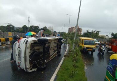 डिबडीह ओवरब्रिज पर तेज रफ्तार कार पलटी, दो युवक घायल; राहगीरों ने संभाला मोर्चा