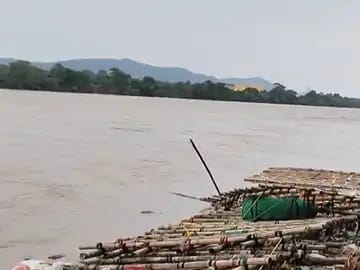 स्वर्णरेखा नदी में समाए दो युवक, रातभर चला तलाश अभियान; नाव पलटने से हादसे की आशंका, तीसरे साथी ने तैरकर बचाई जान