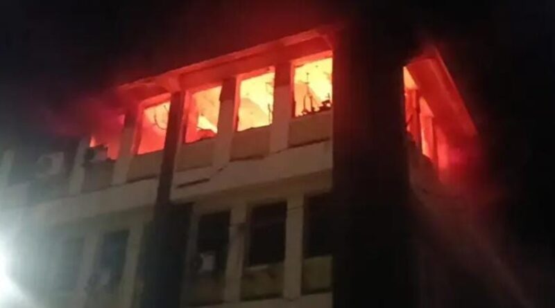 जमशेदपुर में LIC भवन की चौथी मंजिल में भीषण आग, देर रात मची अफरा-तफरी;करीब आधा दर्जन दमकलों ने कई घंटे बाद पाया काबू, भारी नुकसान का अनुमान