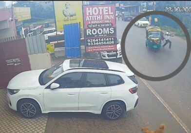 बेटी की शादी की तैयारी में निकले थे पिता, कार से उतरते ही तेज रफ्तार ऑटो ने मारी टक्कर; बेंगलुरु में मौत, CCTV में कैद हुआ हादसा