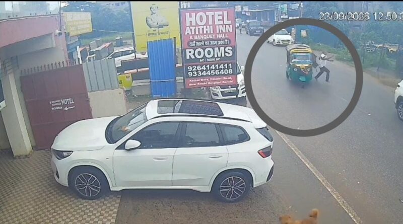 बेटी की शादी की तैयारी में निकले थे पिता, कार से उतरते ही तेज रफ्तार ऑटो ने मारी टक्कर; बेंगलुरु में मौत, CCTV में कैद हुआ हादसा