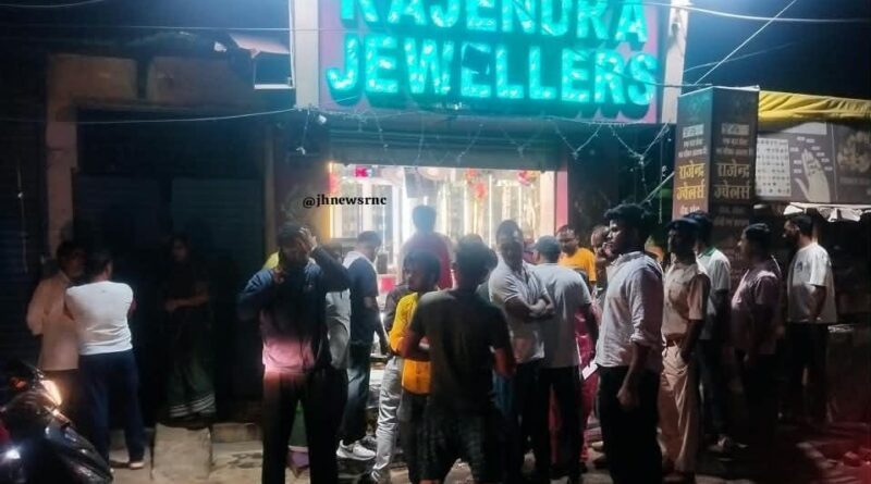 राँची के चुटिया पॉवर चौक के पास ज्वेलरी दुकानदार और युवकों के बीच जमकर मारपीट, तोड़फोड़ से मची अफरा-तफरी
