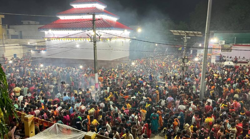 बिहार का चमत्कारी शक्तिपीठ… तिलडीहा दुर्गा मंदिर में उमड़ा आस्था का सैलाब, पहली पूजा पर एक लाख से अधिक श्रद्धालुओं ने चढ़ाया जल