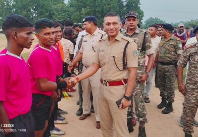 लातेहार में फुटबॉल फाइनल का रोमांच, एसपी ने खिलाड़ियों का बढ़ाया हौसला; आकाशवाणी क्लब मूर्वे बना चैंपियन