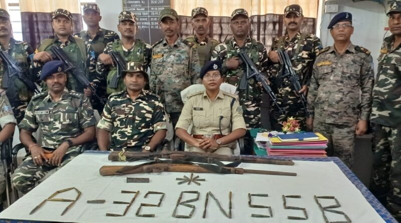 लातेहार में पुलिस-एसएसबी का बड़ा सर्च ऑपरेशन, जंगल से राइफल, कारतूस और IED के दो स्टील कंटेनर बरामद
