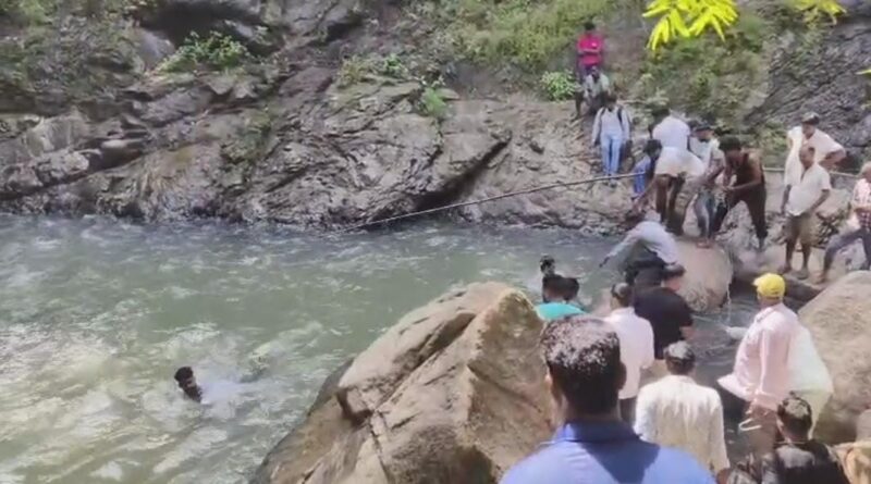 लोहरदगा के स्मॉल फॉल में दर्दनाक हादसा, डूबे दो ममेरे-फुफेरे भाई; एक का शव मिला…