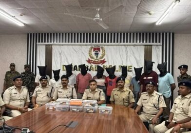 धनबाद में साइबर ठगी के नेटवर्क पर पुलिस का बड़ा प्रहार, 11 गिरफ्तार; 2.85 लाख कैश और फ्रॉड की डायरी जब्त