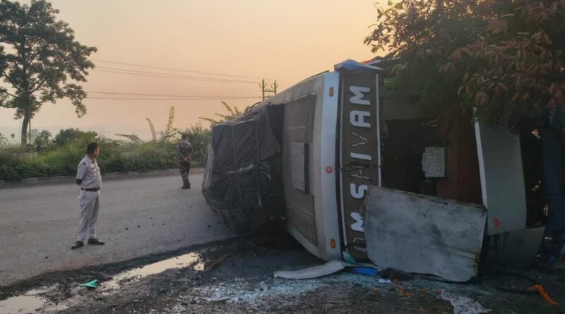 रफ्तार का कहर…NH-33 पर यात्रियों से भरी बस पलटी, कई घायल