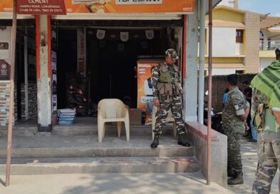 पहले व्हाट्सएप पर लेवी की धमकी, फिर दुकान के शटर पर बरसाई गोलियां