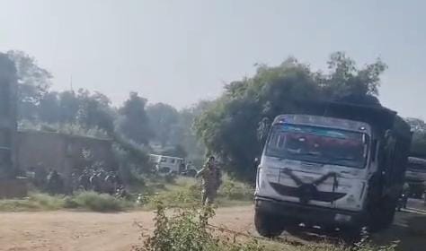 लातेहार पुलिस, CCL और SISF का अवैध कोयला कारोबार पर बड़ा एक्शन, 5 कोयला लोड हाइवा जब्त