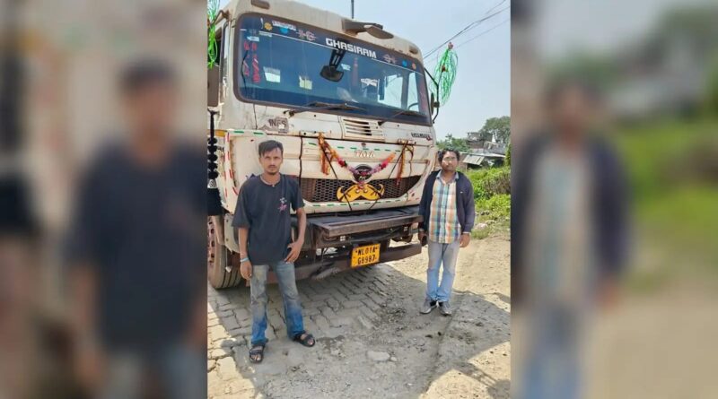 ट्रेलर बरामद हुआ तो मालिक ने चालक को माफ किया, वापसी के पैसे नहीं थे तो पुलिस ने निभाई इंसानियत