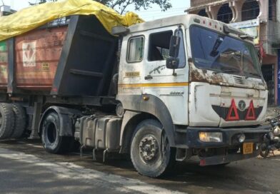 चलते ट्रेलर के पीछे उठी आग की लपटें, पुलिस की नजर पड़ी तो टला बड़ा हादसा