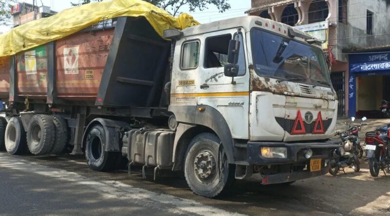 चलते ट्रेलर के पीछे उठी आग की लपटें, पुलिस की नजर पड़ी तो टला बड़ा हादसा