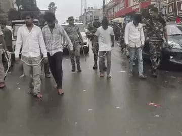 गोड्डा में बंगाल ज्वेलर्स लूटकांड में पुलिस का बड़ा एक्शन, चार अपराधियों की बाजार में परेड; घटनास्थल पर ले जाकर कराया सीन री-क्रिएट