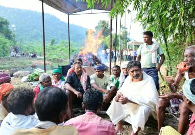 माँ को आखिरी विदाई देते भावुक हुए हेमंत सोरेन, नेमरा में पंचतत्व में विलीन हुईं रूपी सोरेन, अंतिम दर्शन को उमड़ा जनसैलाब