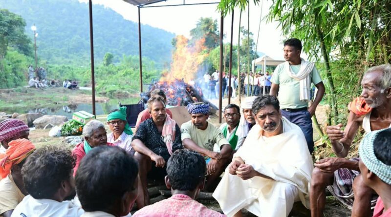 माँ को आखिरी विदाई देते भावुक हुए हेमंत सोरेन, नेमरा में पंचतत्व में विलीन हुईं रूपी सोरेन, अंतिम दर्शन को उमड़ा जनसैलाब