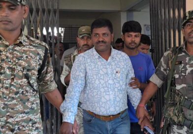 चतरा में ACB की रेड के बाद हाई-वोल्टेज ड्रामा..15 हजार की रिश्वत लेते बड़ा बाबू गिरफ्तार; बंद कमरे की कार्रवाई पर भड़के कर्मचारी