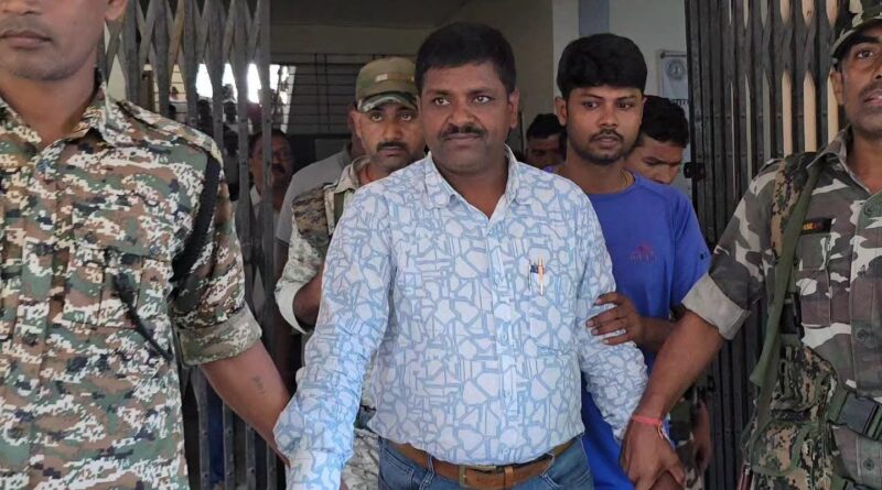 चतरा में ACB की रेड के बाद हाई-वोल्टेज ड्रामा..15 हजार की रिश्वत लेते बड़ा बाबू गिरफ्तार; बंद कमरे की कार्रवाई पर भड़के कर्मचारी