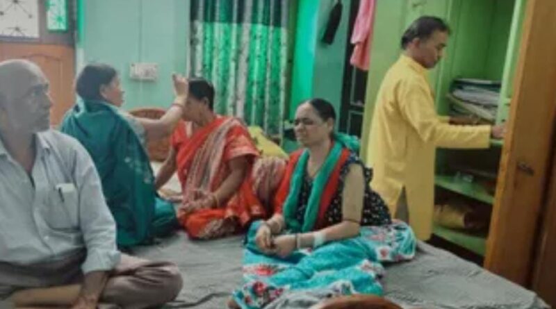 देवघर में बेखौफ अपराधियों का तांडव…JMM नेता के घर आधी रात धावा, बेटे की कनपटी पर पिस्टल और महिला पर चाकू से हमला
