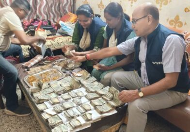 8,600 की रिश्वत लेते PHC प्रभारी गिरफ्तार, घर से 15 लाख कैश-40 लाख के गहने और बैंक खाते में मिले करीब एक करोड़ रुपये…