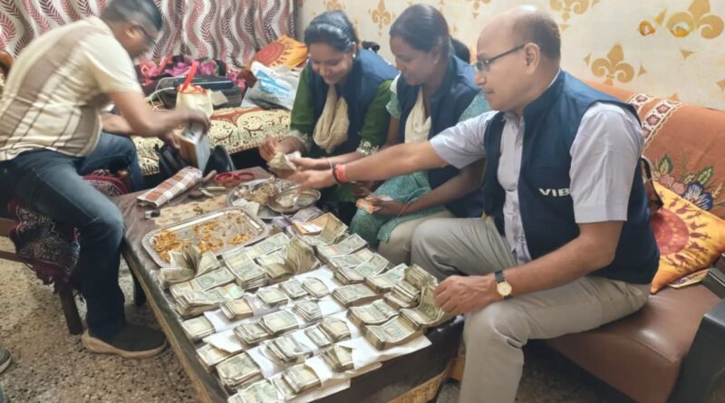 8,600 की रिश्वत लेते PHC प्रभारी गिरफ्तार, घर से 15 लाख कैश-40 लाख के गहने और बैंक खाते में मिले करीब एक करोड़ रुपये…