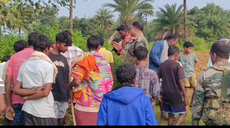 दुमका में नौवीं की छात्रा का झाड़ियों में मिला शव, दुष्कर्म के बाद हत्या की आशंका से उबाल, ग्रामीणों में जबरदस्त आक्रोश; जांच में जुटी पुलिस